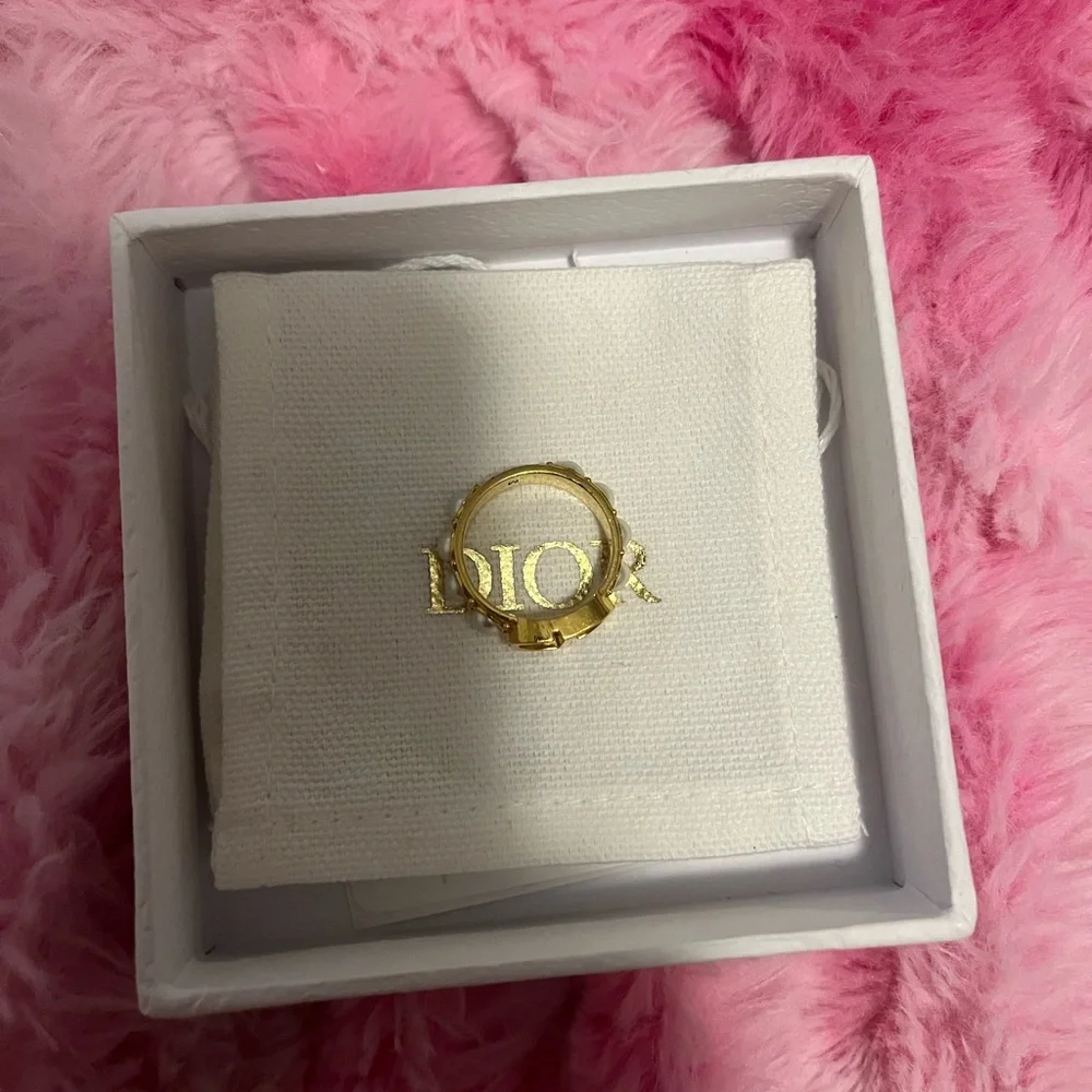 Authentic Dior CD logo pearl ring!! Size 6 - Picture 2 of 7